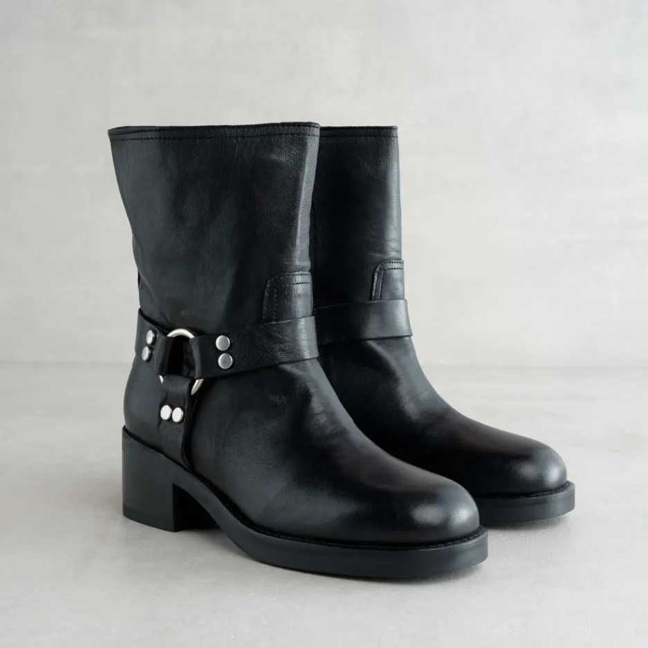 stivaletti_biker_in_pelle_1.webp Fashion Stivaletti Biker in Pelle Nera Stivaletti Con Tacco